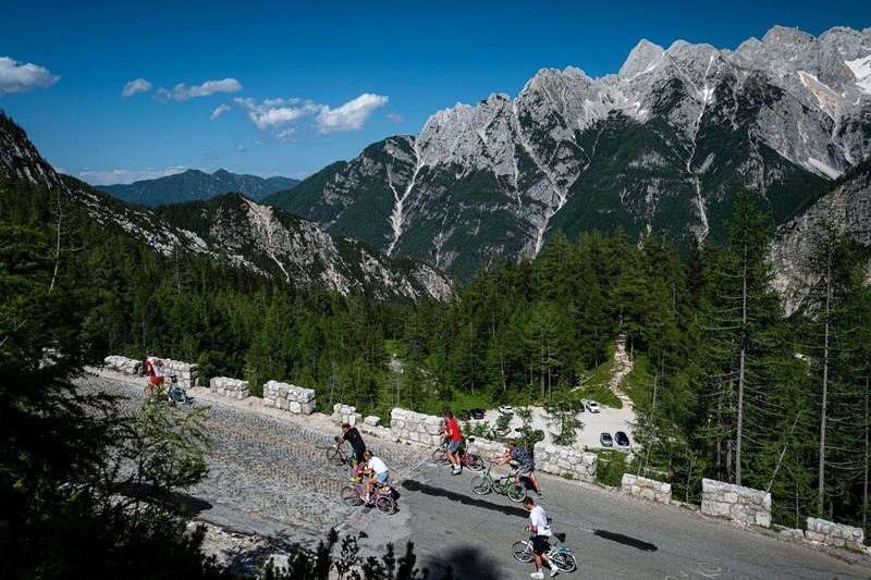 Ngay cả ở những nơi xa xôi như hẻm núi Vršič, Slovenia, người ta cũng có thể bắt gặp cửa hiệu nhận thanh toán bằng tiền mã hóa (Ảnh: Getty)