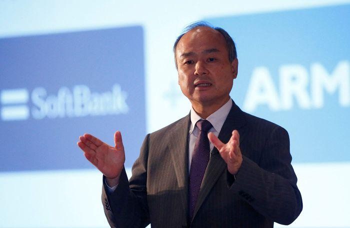 Masayoshi Son chịu tác động và hứng nhiều chỉ trích do các khoản đặt cược bất thành (Ảnh: Reuters)