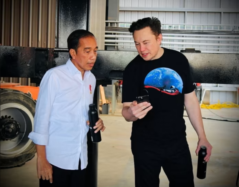 Ông Widodo nói chuyện với tỉ phú Mỹ Elon Musk tại bãi phóng của SpaceX ở Boca Chica, Texas trong năm nay (Ảnh: Reuters) Ông Widodo nói chuyện với tỉ phú Mỹ Elon Musk tại bãi phóng của SpaceX ở Boca Chica, Texas trong năm nay (Ảnh: Reuters)