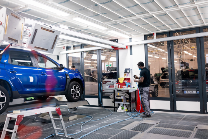 Xưởng sơn của hãng Renault ở Pháp. Hãng này đang phải giảm thời lượng làm nóng sơn để giảm lượng khí đốt tiêu thụ (Ảnh: Bloomberg) Xưởng sơn của hãng Renault ở Pháp. Hãng này đang phải giảm thời lượng làm nóng sơn để giảm lượng khí đốt tiêu thụ (Ảnh: Bloomberg)