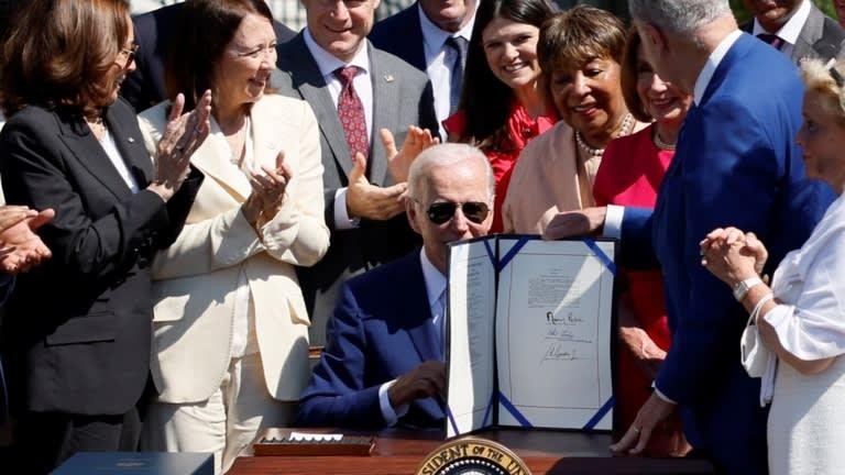 Tổng thống Mỹ Joe Biden ký duyệt Đạo luật CHIPS và Khoa học vào ngày 9/8 (Ảnh: Reuters)