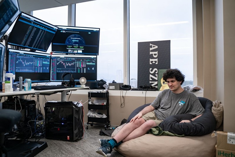 Bankman-Fried tại văn phòng làm việc ở Hong Kong, năm 2021 (Ảnh: WSJ) Bankman-Fried tại văn phòng làm việc ở Hong Kong, năm 2021 (Ảnh: WSJ)