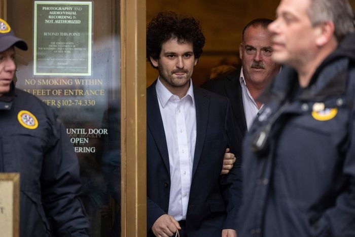 Bankman-Fried rời khỏi một phiên tòa ở New York ngày 22/12 (Ảnh: AP) Bankman-Fried rời khỏi một phiên tòa ở New York ngày 22/12 (Ảnh: AP)