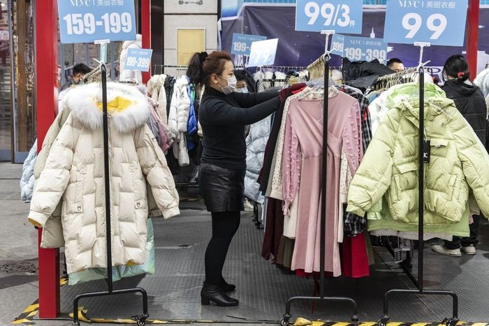 Dân số giảm đồng nghĩa với lượng người tiêu dùng giảm, gây sức ép với chiến lược kích thích tăng trưởng thông qua tiêu dùng (Ảnh: Bloomberg) Dân số giảm đồng nghĩa với lượng người tiêu dùng giảm, gây sức ép với chiến lược kích thích tăng trưởng thông qua tiêu dùng (Ảnh: Bloomberg)