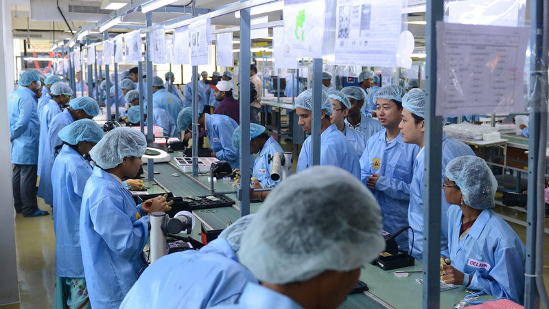 Bên trong một xưởng lắp ráp smartphone ở Ấn Độ (Ảnh: Forbes)