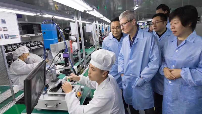 Tim Cook tham quan nhà máy của Luxshare trong năm 2017 (Ảnh: Verdict)
