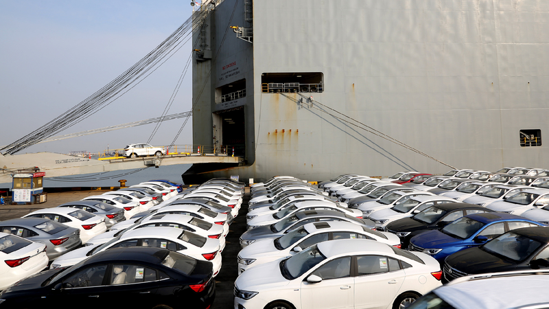 Xe hơi Trung Quốc xếp hàng tại Liên Vân Cảng chờ được xuất khẩu ra nước ngoài (Ảnh: CGTN)