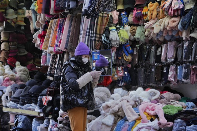 Một cửa hiệu tại điểm du lịch có tiếng ở Bắc Kinh, Trung Quốc (Ảnh: AP)