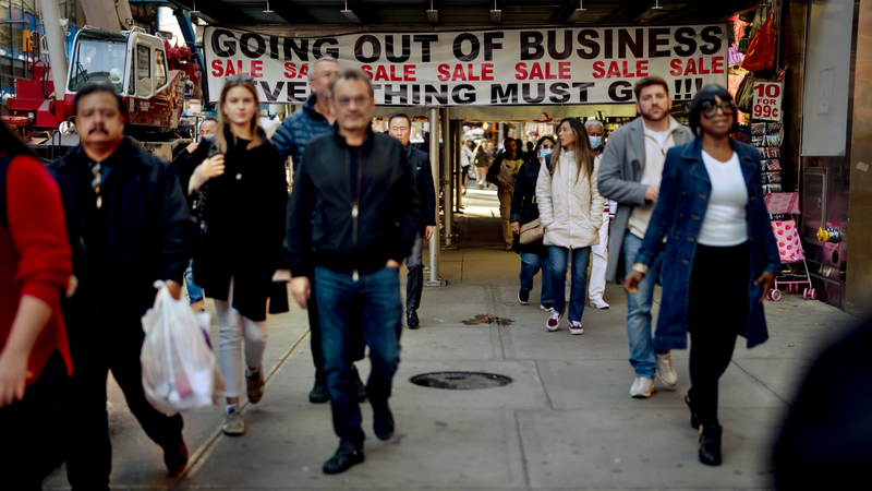 Việc dự báo nền kinh tế Mỹ "hạ cánh cứng" hay "hạ cánh mềm" khiến giới chuyên gia đau đầu (Ảnh: NYTimes) Việc dự báo nền kinh tế Mỹ "hạ cánh cứng" hay "hạ cánh mềm" khiến giới chuyên gia đau đầu (Ảnh: NYTimes)