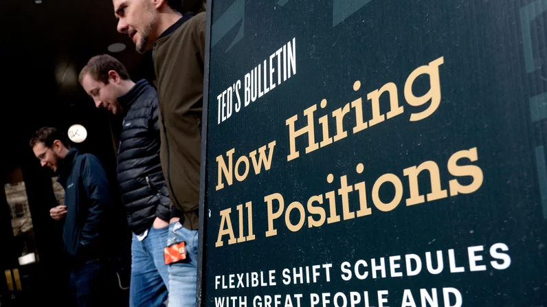 Thị trường lao động Mỹ vẫn khoẻ mạnh vượt kỳ vọng bất chấp các biện pháp của Fed (Ảnh: NPR) Thị trường lao động Mỹ vẫn khoẻ mạnh vượt kỳ vọng bất chấp các biện pháp của Fed (Ảnh: NPR)