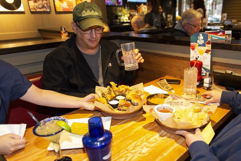 Hoạt động chi tiêu cho các dịch vụ như giải trí và ăn nhà hàng tăng mạnh (Ảnh: WSJ) Hoạt động chi tiêu cho các dịch vụ như giải trí và ăn nhà hàng tăng mạnh (Ảnh: WSJ)