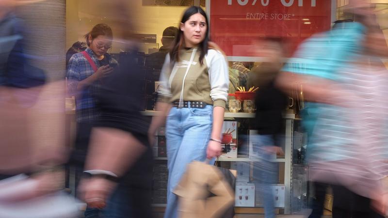 Sức khoẻ bất thường của thị trường lao động cùng hoạt động chi tiêu mạnh mẽ gây khó cho nỗ lực giảm lạm phát của Fed (Ảnh: ZumaPress) Sức khoẻ bất thường của thị trường lao động cùng hoạt động chi tiêu mạnh mẽ gây khó cho nỗ lực giảm lạm phát của Fed (Ảnh: ZumaPress)