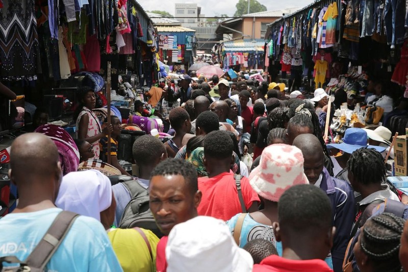 Cảnh đông đúc tại một khu chợ bán quần áo ở trung tâm thủ đô Harare (Ảnh: Shutterstock) Cảnh đông đúc tại một khu chợ bán quần áo ở trung tâm thủ đô Harare (Ảnh: Shutterstock)