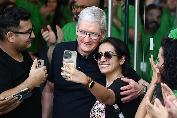 Tim Cook chụp ảnh cùng người hâm mộ trong sự kiện diễn ra ngày 18/11 (Ảnh: MarketWatch)