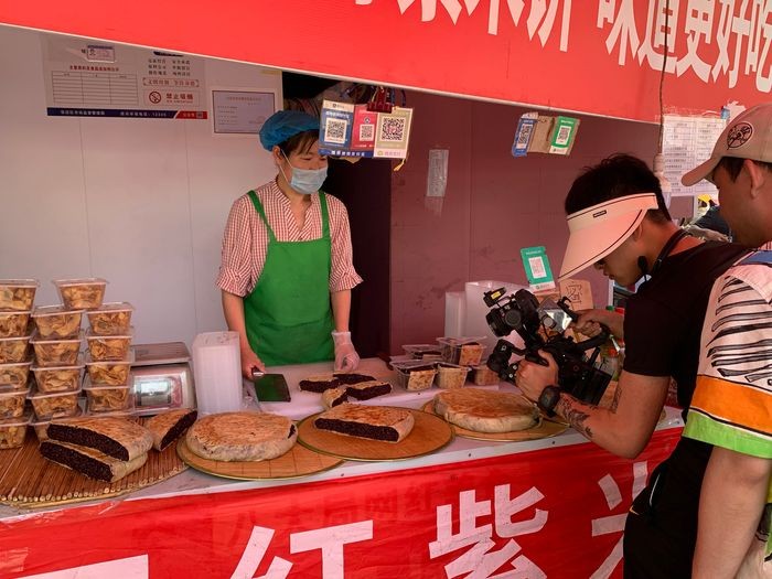 Truy Bác trở thành điểm nóng thu hút những người có ảnh hưởng (Influencer) (Ảnh: WSJ) im-787994.jpg