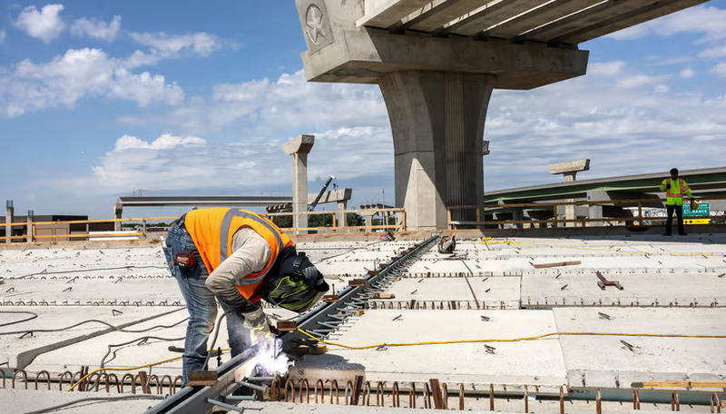 Thị trường lao động còn "nóng" sẽ buộc Fed phải tiếp tục siết chặt chính sách (Ảnh: Getty)