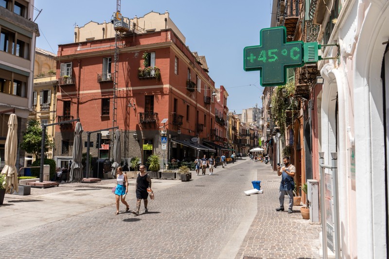 Nắng nóng lên đến 45 độ C ở Cagliari, Sardinia (Ảnh: Bloomberg) 2.jpg