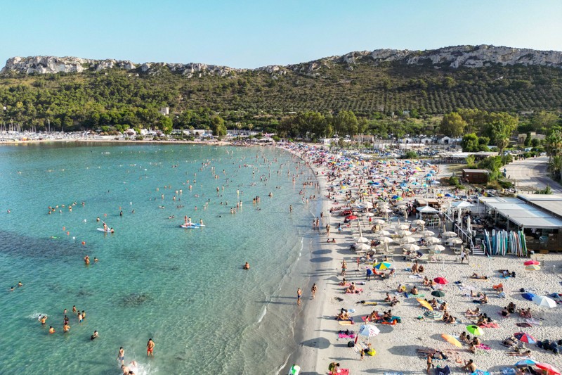 Bãi biển Poetto ở Cagliari trong cái nắng 45 độ C (Ảnh: Bloomberg) 5.jpg