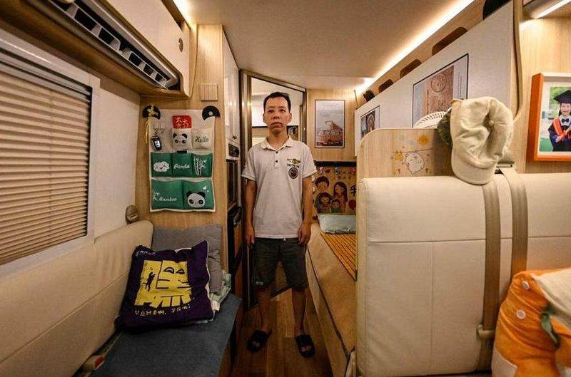 Li conghui chịu sự phản đối của gia đình lớn khi chuyển vào sống trong chiếc xe van (Ảnh: AFP) 4.png