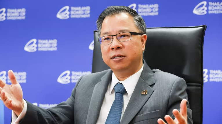 Narit Therdsteerasukdi, tổng thư ký của Ủy ban Đầu tư Thái Lan, cho biết ngành công nghiệp ô tô sẽ giúp thu hút ngành công nghiệp bán dẫn (Ảnh: Nikkei) 2.png