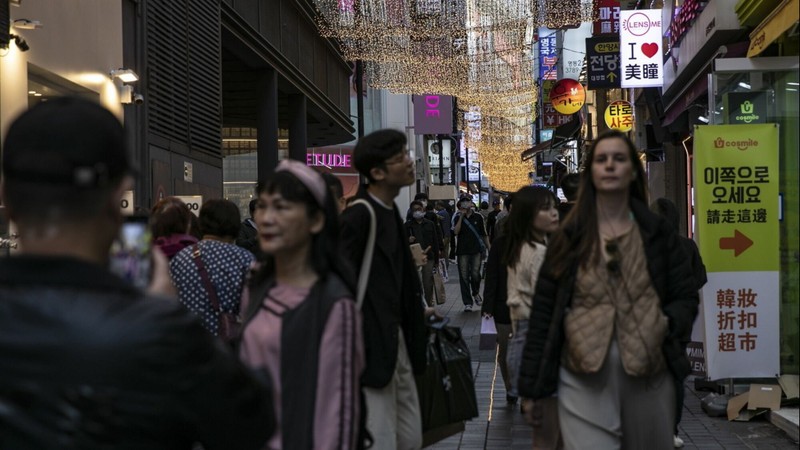 Người đi bộ ở khu mua sắm Myeongdong ở Seoul, Hàn Quốc. Xuất khẩu của nước này trong tháng 7 giảm với tốc độ nhanh nhất trong hơn 3 năm (Ảnh: FT)