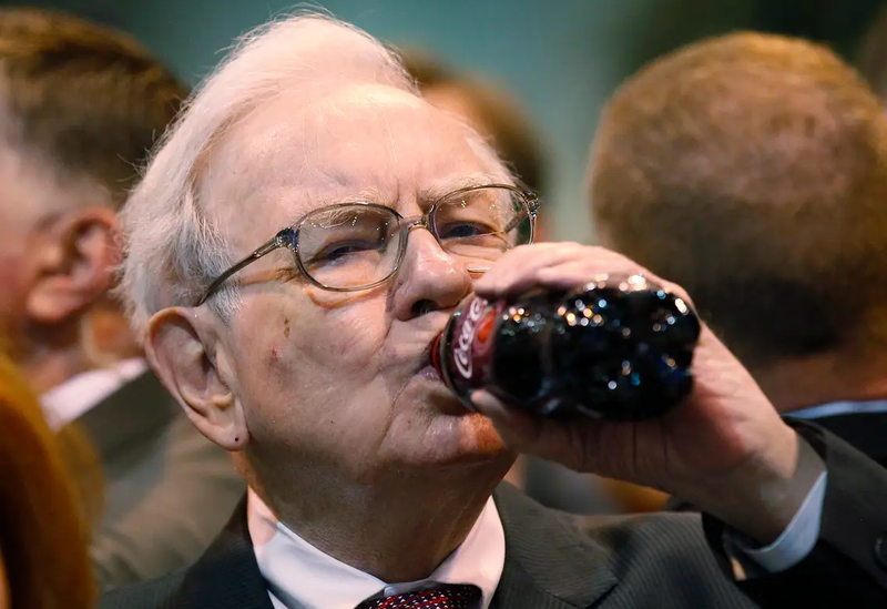 Mặc dù có khối tài sản khổng lồ, Buffett vẫn duy trì những thú vui giản dị (Ảnh: Reuters) 1.png