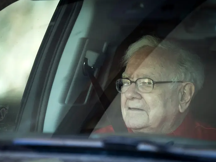 Buffett đã lái chiếc Lincoln 2001 trong khoảng một thập kỷ (Ảnh: Getty) 6.png