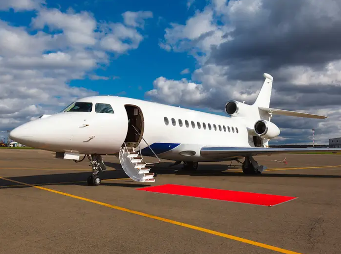 Máy bay riêng đầu tiên của Buffett là chiếc Falcon 20 đã qua sử dụng (Ảnh: Shutterstock) 7.png
