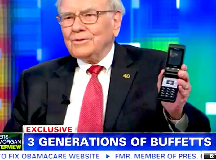 Warren Buffett cho cựu người dẫn chương trình CNN Piers Morgan xem chiếc điện thoại nắp gập của ông vào năm 2013 (Ảnh: CNN) 8.png