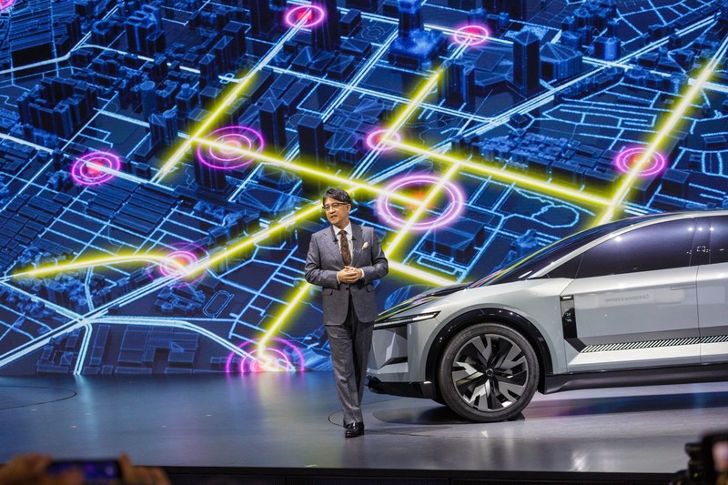 CEO Toyota Koji Sato nói về nền tảng phần mềm Arene của công ty tại triển lãm ô tô tổ chức trong tuần này ở Tokyo (Ảnh: WSJ) tải xuống.jpg