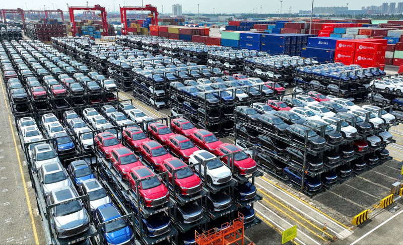 Xe điện chờ xếp hàng tại cảng Trung Quốc. BYD đã xuất khẩu gần 250.000 ô tô vào năm ngoái (Ảnh: Getty) 7131d20a15d784af09e6111f59af6dbaf64ee6bd-6635.png