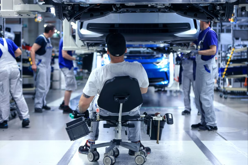 Công nhân lắp ráp xe điện VW ID.3 tại Đức. Các nhà sản xuất ô tô Trung Quốc, vốn khó bị đánh bại về mặt chi phí, đã tràn sang thị trường châu Âu (Ảnh: Bloomberg) f4193ab3abb334f554c8922e85cfd814da16b730-1719.png