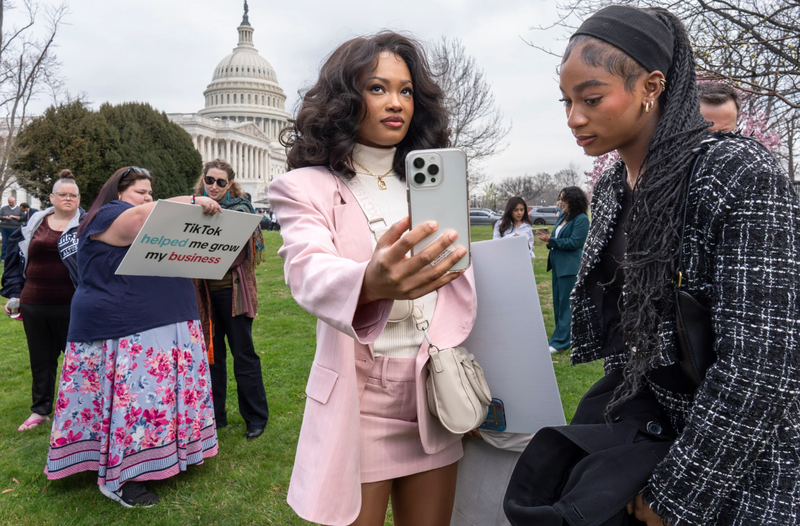 Những người ủng hộ TikTok đã theo dõi cuộc bỏ phiếu tại Washington, khi Hạ viện thông qua dự luật buộc ByteDance phải bán ứng dụng này hoặc sẽ bị cấm (Ảnh: AP) 5-238.png