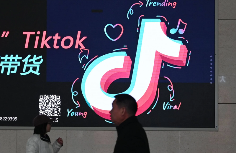 Một quảng cáo có logo TikTok tại một nhà ga xe lửa ở Trịnh Châu, Trung Quốc (Ảnh: AFP) 6-994.png
