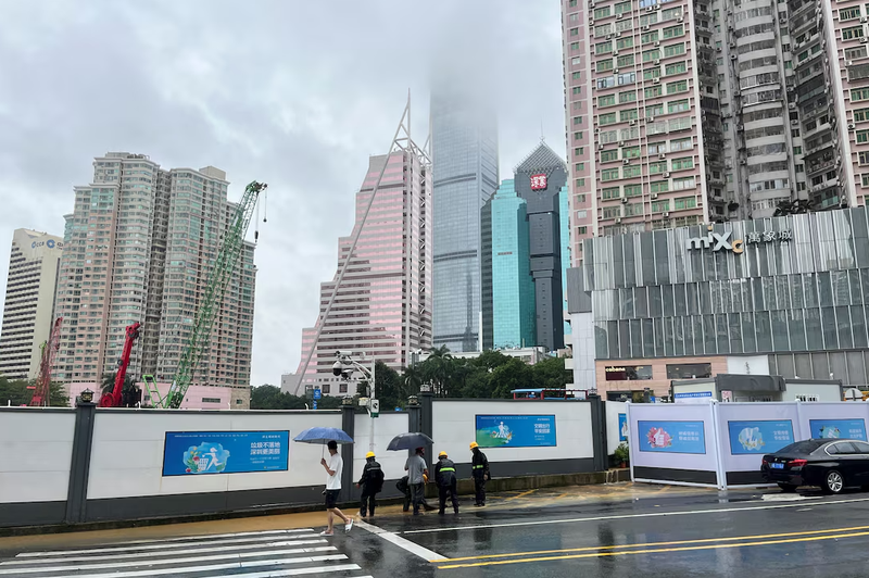 Công nhân xả nước khỏi một công trường bị ngập lụt sau trận mưa lớn ở quận Luohu,Thâm Quyến, tỉnh Quảng Đông, Trung Quốc ngày 8/9/2023 (Ảnh: Reuters) 2.png