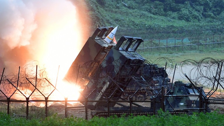 Hệ thống tên lửa ATACMS của Mỹ đang khai hoả (Ảnh: Getty)