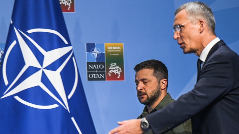 Tổng thư ký NATO Jens Stoltenberg và nhà lãnh đạo Ukraine Volodymyr Zelensky tại Hội nghị thượng đỉnh NATO 2023 ở Vilnius, Lithuania vào ngày 12/7/2023 (Ảnh: Getty)