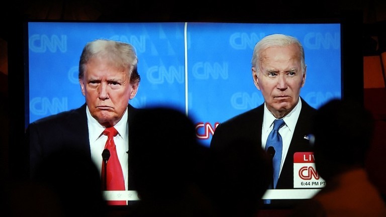 Người dân theo dõi cuộc tranh luận Trump-Biden ngày 27/6 ở Los Angeles (Ảnh: Getty)