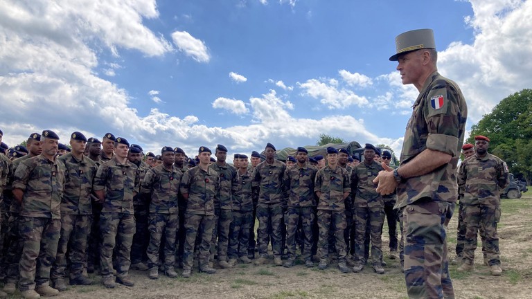 Tham mưu trưởng Quân đội Pháp, Tướng Pierre Schill (phải), thăm quân đội Pháp tại Cincu, Romania vào ngày 22/5/2022 (Ảnh: AFP)