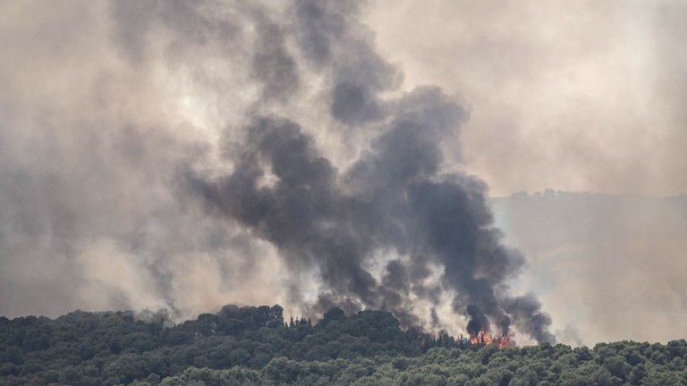 Khói bốc lên sau vụ tấn công bằng rocket của Hezbollah vào Kiryat Shmona, Israel ngày 4/7/2024 (Ảnh: Getty)