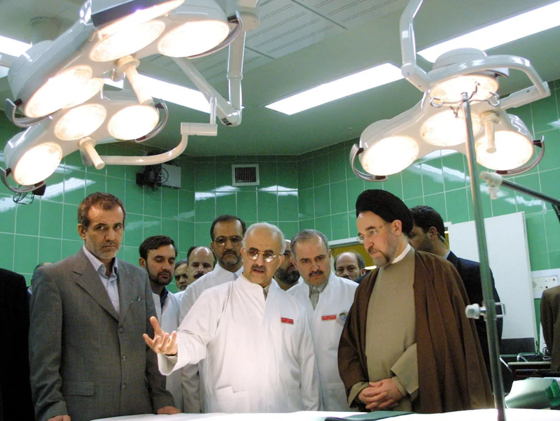 Ông Pezeshkian (trái) lúc còn là Bộ trưởng Y tế và Tổng thống Iran lúc bấy giờ là Mohammad Khatami, phải trong chuyến thăm Trung tâm Tim mạch của Tehran năm 2002 (Ảnh: Getty) 2.png