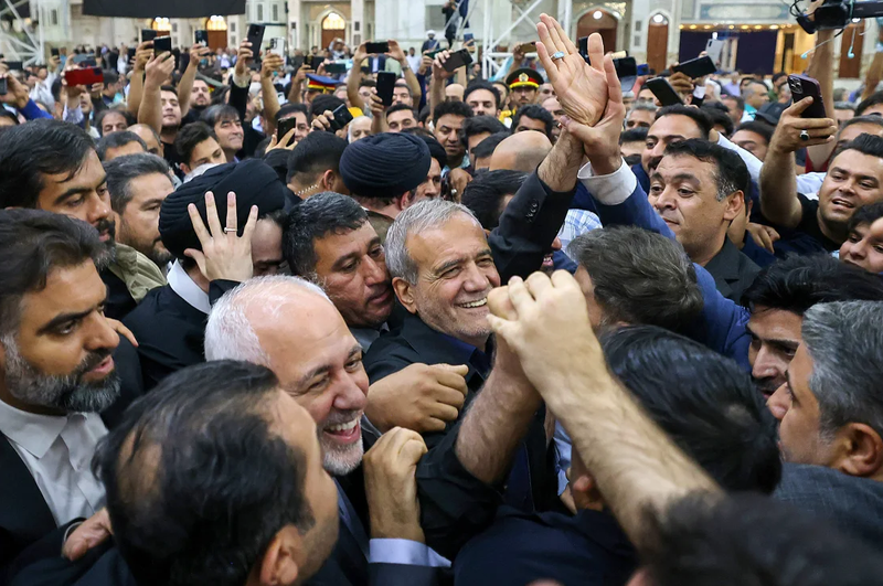 Tổng thống mới đắc cử của Iran Masoud Pezeshkian được những người ủng hộ cổ vũ khi ông đến đền thờ của người sáng lập nước Cộng hòa Hồi giáo Ayatollah Ruhollah Khomeini ở Tehran vào ngày 6/7 (Ảnh: Getty) 4.png