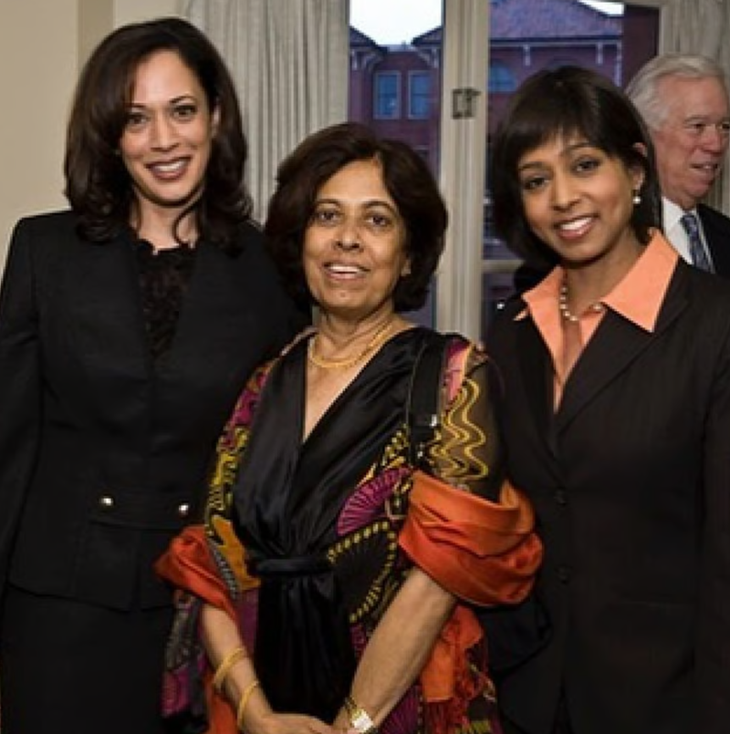 Trong chiến dịch tranh cử Tổng thống năm 2019, bà Kamala Harris đã công bố bức ảnh này của bà với mẹ cô, Shyamala Gopalan và em gái Maya Harris tại một sự kiện tranh cử (Ảnh: Instagram) 2.png