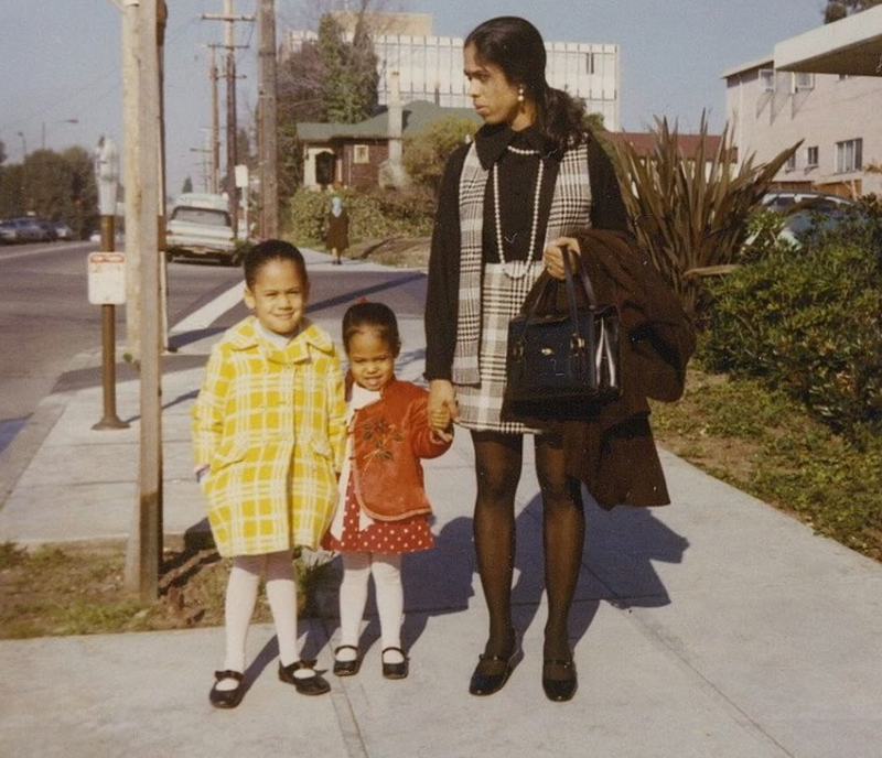 Nhân Ngày của Mẹ năm nay, bà Kamala Harris đã chia sẻ bức ảnh chụp lại thời thơ ấu của bà cùng với mẹ cô, Shyamala Gopalan và em gái Maya Harris (Ảnh: Instagram) 3.png