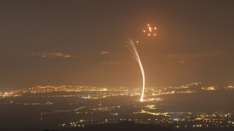 Tên lửa bắn từ miền nam Lebanon bị hệ thống phòng không Iron Dome của Israel đánh chặn trên vùng Thượng Galilee ở miền bắc Israel vào ngày 15/7 (Ảnh: AFP)