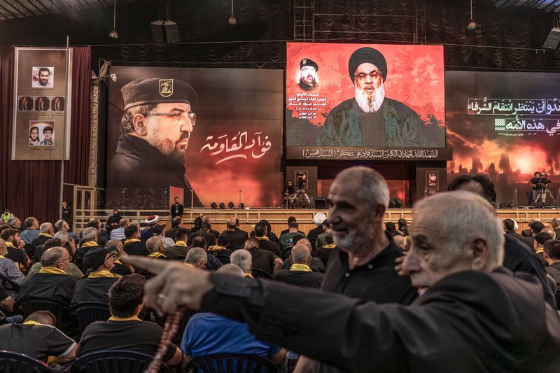 Thủ lĩnh Hezbollah Hassan Nasrallah xuất hiện trên màn hình lớn ở vùng ngoại ô phía nam Beirut trong bài phát biểu tuần này (Ảnh: WSJ)