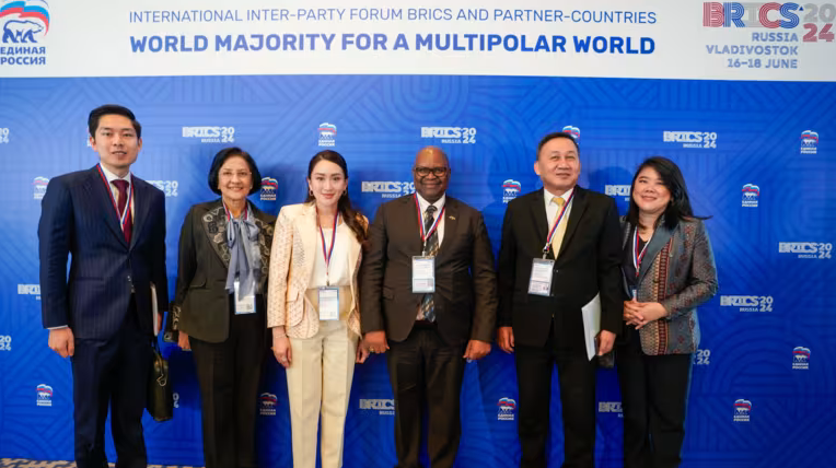 Bà Paetongtarn Shinawatra, thứ ba từ trái sang, tham dự cuộc họp BRICS với phái đoàn Thái Lan tại Vladivostok, Nga vào tháng 6/2024 (Ảnh: Getty) 3.png