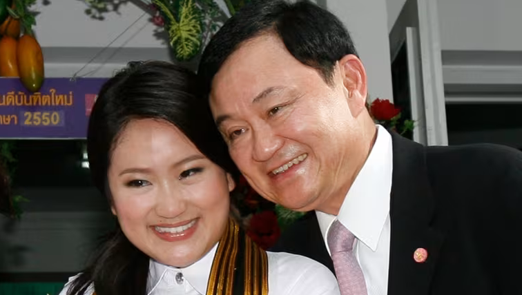 Bà Paetongtarn Shinawatra chụp ảnh cùng cha mình, ông Thaksin, trong ngày tốt nghiệp đại học của bà năm 2008 (Ảnh: reuters) 4.png