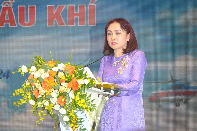 Đồng chí Nghiêm Thuỳ Lan - Ủy viên Ban Thường vụ Đảng ủy Tập đoàn, Chủ tịch CĐ DKVN phát biểu tại buổi lễ 2.jpg