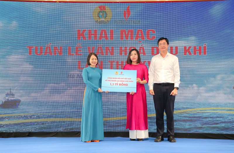 Đồng chí Nguyễn Mạnh Kha – Phó Chủ tịch thường trực CĐ DKVN trao hỗ trợ cho đại diện người lao động khó khăn 5.jpg